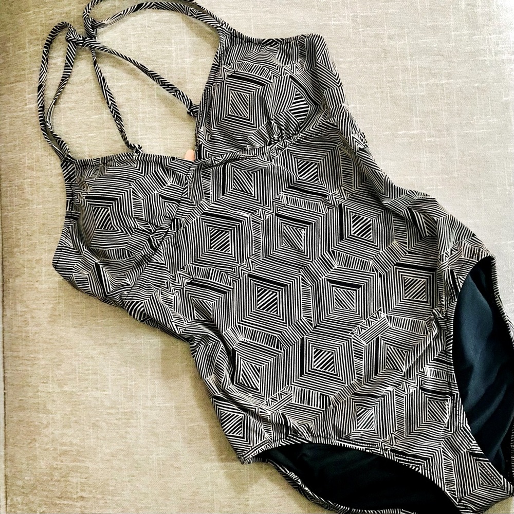 NWOT GARNET HILL TRIBAL WOODBLOCK SWIMSUIT UPF 12